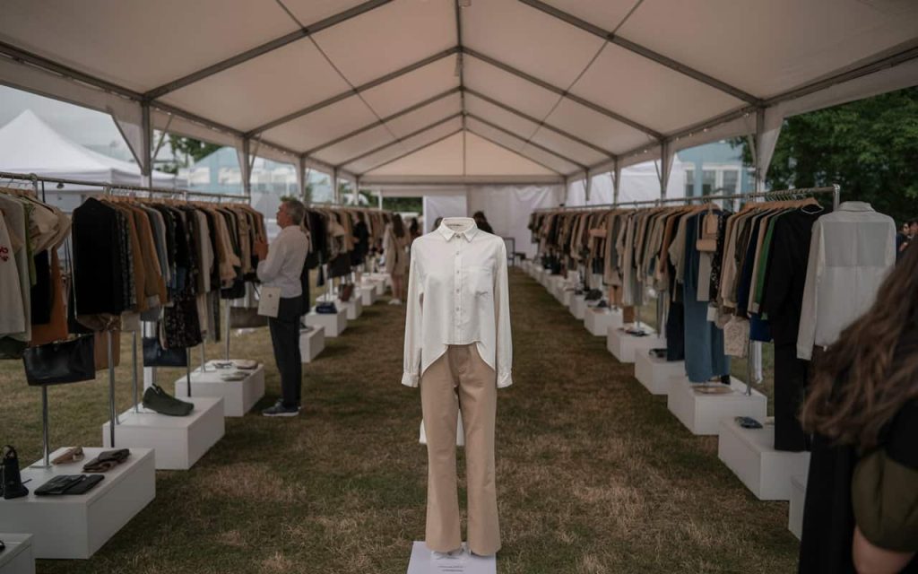 “Eco-friendly fashion display at a Recifest event with audience interaction”